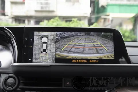 进口皇冠 Sedan 两款 HEV 车型核心配置与差异对比-1