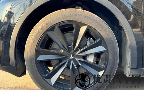 换胎如“重生”：我的ModelY终于找到了它的“灵魂伴侣”-1