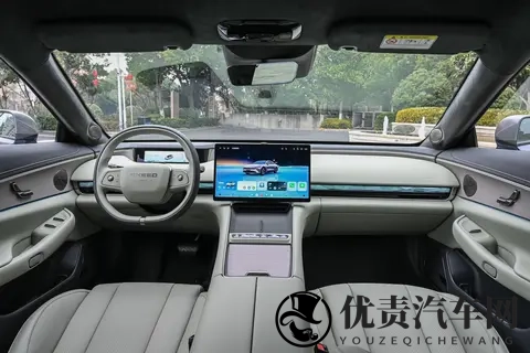 续航1645km，油耗49L，这台15万级车啥来头？-1