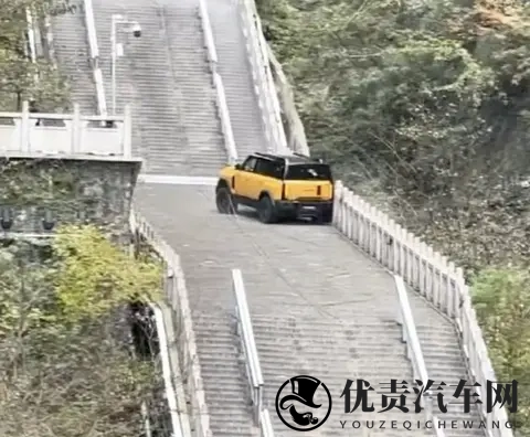 奇瑞风云X3L挑战天门山失败 爬天梯挑战以撞坏护栏告终-1