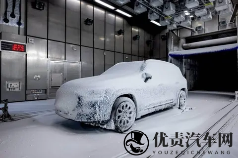 七座+三连屏+星空顶，奔驰全新GLB官图公布，新增纯电版本-3