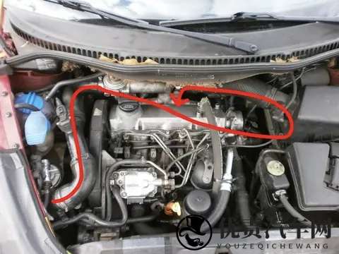 暴雨天开车，雨水拍车头会吸进气缸吗？真相很安心-3