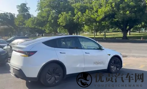 马斯克剧透特斯拉四款AI芯片!无人出租拿掉方向盘明年量产-1