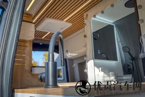 定制车型：可供两人乘坐的奔驰Sprinter 4x4，配备电磁炉和马桶-3