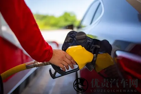 惊呆了!县道旁的私人加油站竟比大牌还划算?真相让人摸不着头脑-1