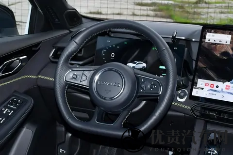 实拍领克03， 15T，标配154英寸大屏，油耗635L-1