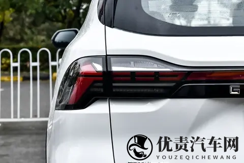 换装直瀑式前脸格栅，升级Flyme车机，第三代吉利豪越L实车亮相-1