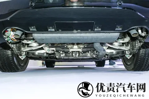 1300km 续航 + 零重力座椅！腾势 N8L 把家庭 SUV 的舒服焊死了-3