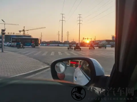 标题：绿灯不走被扣6分罚200元，驾驶者应如何应对交通处罚？-1