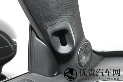 豪华插混SUV又出“黑马”！零重力座椅+双联屏，关键才1699万起-3