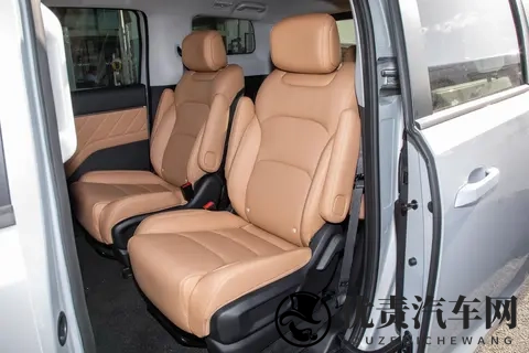 预售价768万元起，第三排空间表现出色，体验五菱星光730 PHEV-2