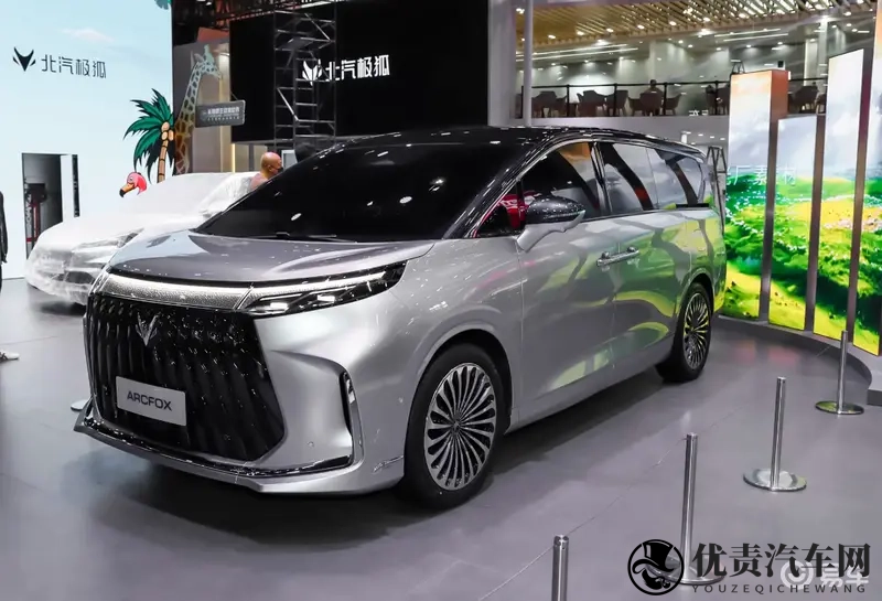 极狐中大型MPV亮相！配华为智驾激光雷达，磁流变悬架-1