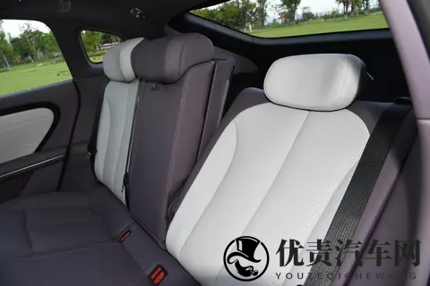 15万级新能源家轿,凭啥这么火?看完配置你就明白了-3