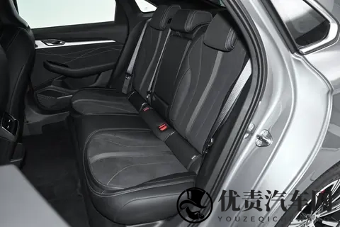 10万级国产轿车，凭什么能卖出67万辆？看完吉利星瑞你就彻底懂了-1