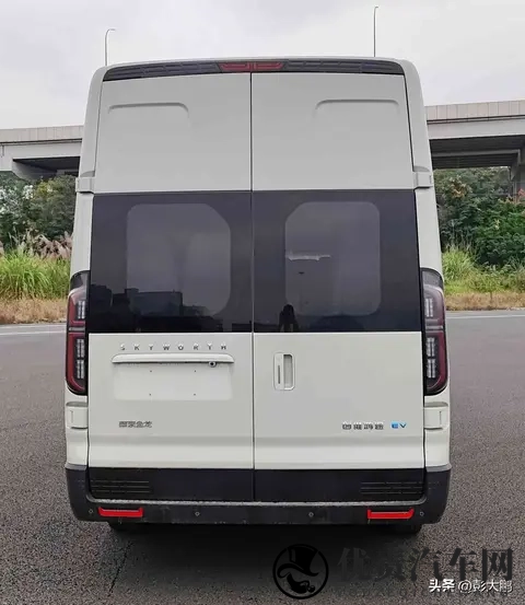 新车：创维17座纯电动客车，599米车长，27米车高，宁德电池-2
