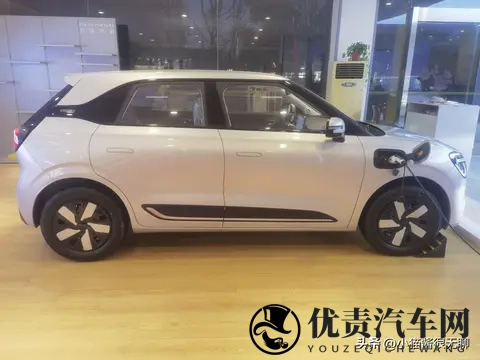 网友改装167度电池纯电车 续航破千公里 还带家人上路-1