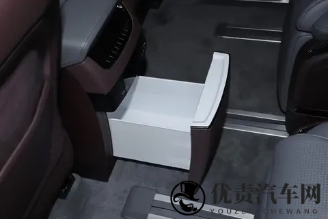 39秒破百续航700+，极氪009凭啥这么火？开起来咋样？-2