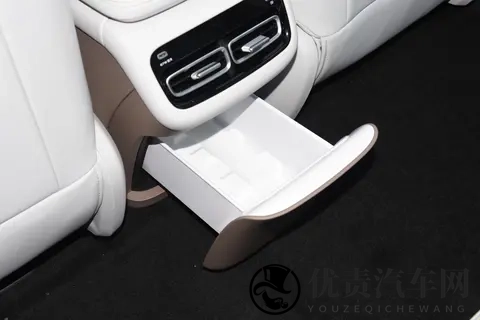 零跑A10首秀，现已开启盲订-1