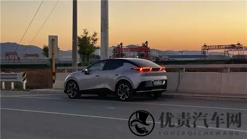 领克Z20银色实车路透曝光！新颜色和轮毂组合引热议？-1