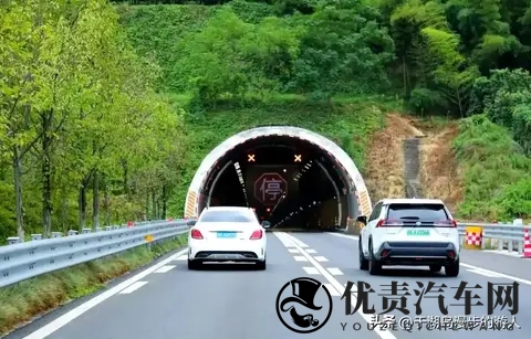 高速隧道遇“龟速车”?超不了别硬刚!交警亲授6招,新手安心过-1