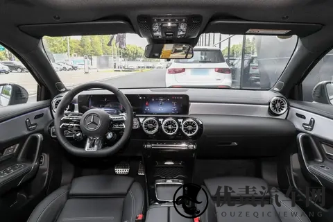 2025 款奔驰 A 级 AMG 两款车型对比：动力同源，配置差异影响选择？-2
