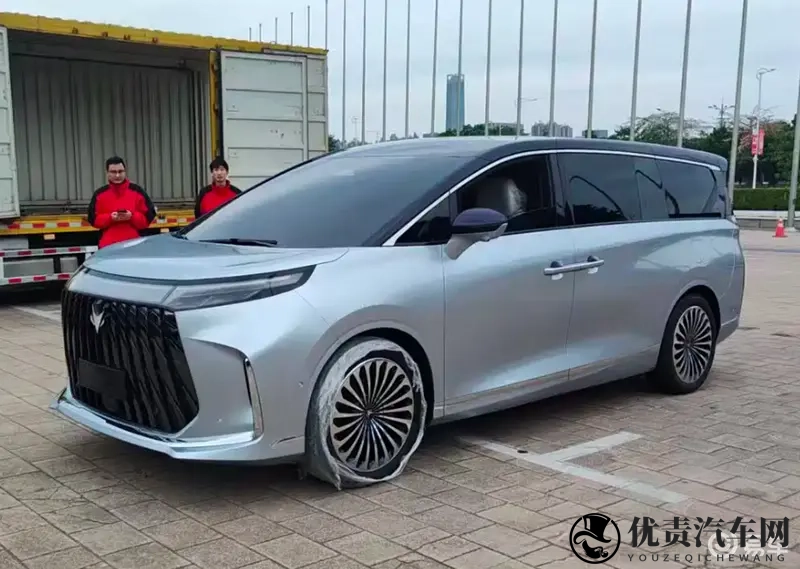 预计增程_纯电动力,极狐全新MPV实车现身,广州车展亮相-1