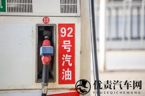 惊呆了!县道旁的私人加油站竟比大牌还划算?真相让人摸不着头脑-3