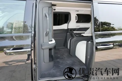 宜商宜家还得看它！试驾极氪009，商务接待、全家出行都体面-1