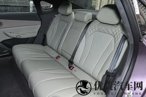 续航1645km，油耗49L，这台15万级车啥来头？-2