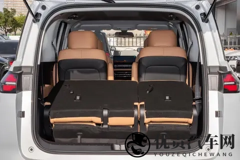 预售价768万元起，第三排空间表现出色，体验五菱星光730 PHEV-3