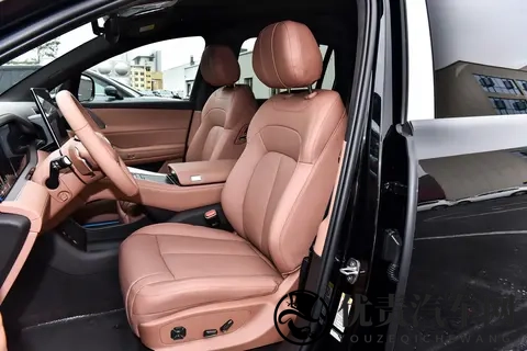 这车太不像话了！腾势N8L，30万级，竟然能让全家座位都是VIP？-2