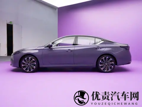 全新天籁PLUS实车亮相，配备鸿蒙座舱，外观更年轻，搭载20T+CVT-1