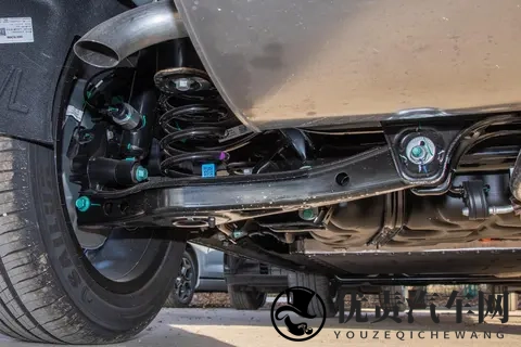 捷途山海L7 PLUS 220km五座旗舰版：均衡实力诠释家庭出行新选择-3