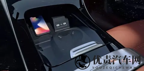 奔驰C级焕新登场 20T全系加持 配置进阶3383万起-3