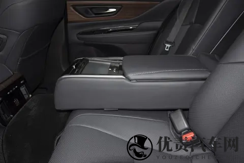 958万元起！2026款吉利银河星舰7 EM-i上市-1