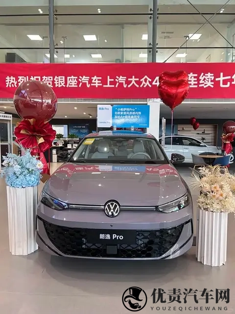 两种前脸可选,换装电子怀挡+隐藏式门把手,大众朗逸PRO实车到店-1