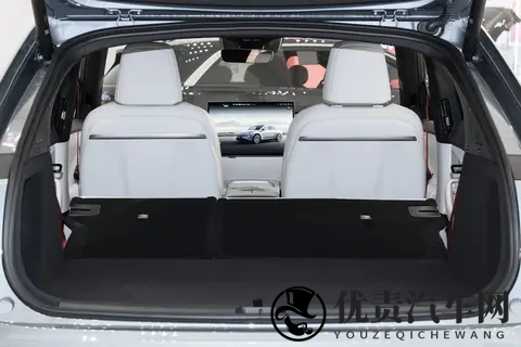 全新标识尽显尊崇 超级AI增程吉利银河 V900首秀-1