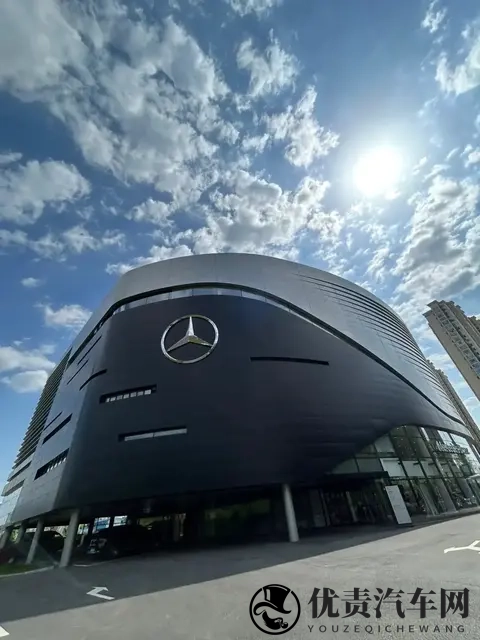 奔驰4S店今年为啥集体凉凉?销售直言:卖车不如卖盒饭!-3