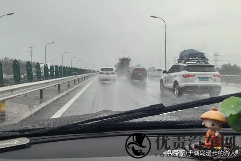 雨天开车不是“慢就行”!这3个灯光误区、4个停车禁忌,能救一命-1