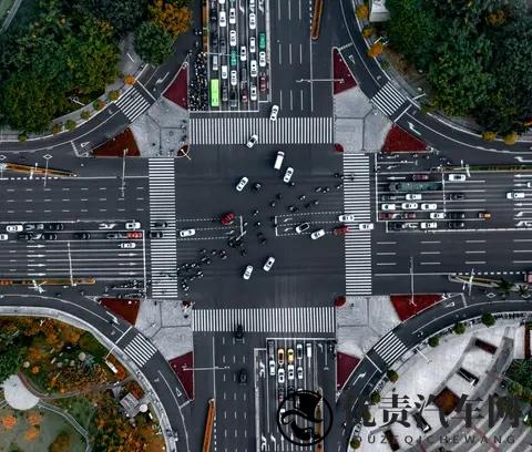 绿灯不走、故意堵车是违法行为，“闯绿灯”同样属于交通违法-1