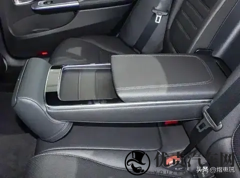 新款奔驰C级上市，外观内饰保持不变，配置升级，换装20T发动机-2