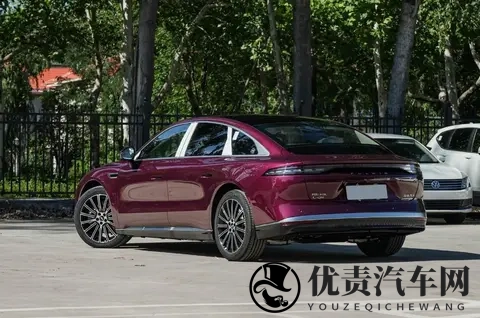 高速稳如BBA!奇瑞风云A9L值不值得买?老司机掏心窝子说10句实话-1