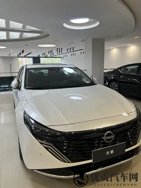 外观更年轻运动！新款日产天籁实拍，搭20T动力，鸿蒙座舱是亮点-1