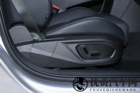 10万多元起，运动轿车还有这些花头？第三代领克03 上市-1