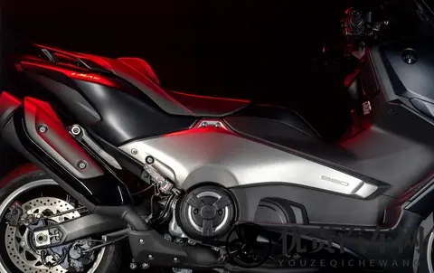 雅马哈TMAX推出25周年纪念版,这款“三缸踏板”怎么这么牛呢?-3