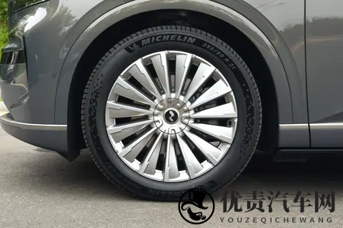 乐道 L90：纯电 + 换电 + 超大前备舱，大五座大三排都绕不开-3