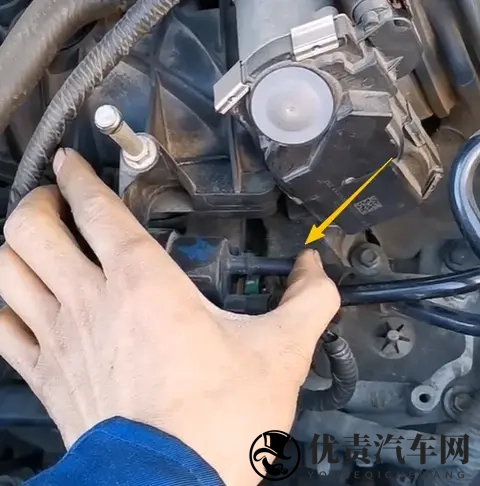 别克GL8混合气过稀，别走弯路，一拔一堵直接破案！-1