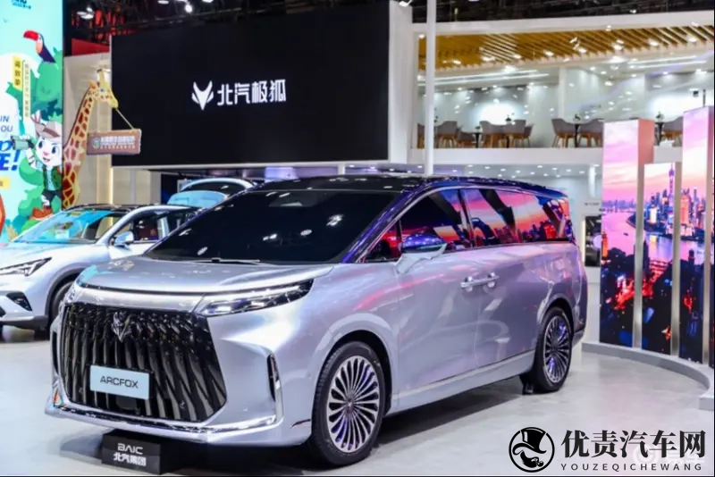 极狐新MPV登场，功能不止于豪华-1