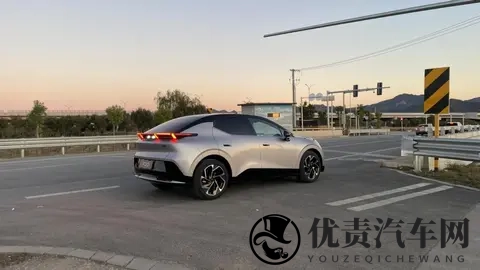 领克Z20银色实车路透曝光！新颜色和轮毂组合引热议？-2