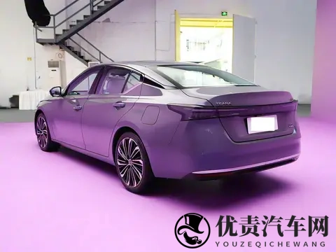 全新天籁PLUS实车亮相，配备鸿蒙座舱，外观更年轻，搭载20T+CVT-2